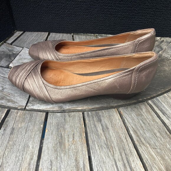 CLARKS LOW HEELED WEDGE BRONZE PUMP 9M - Picture 3 of 12